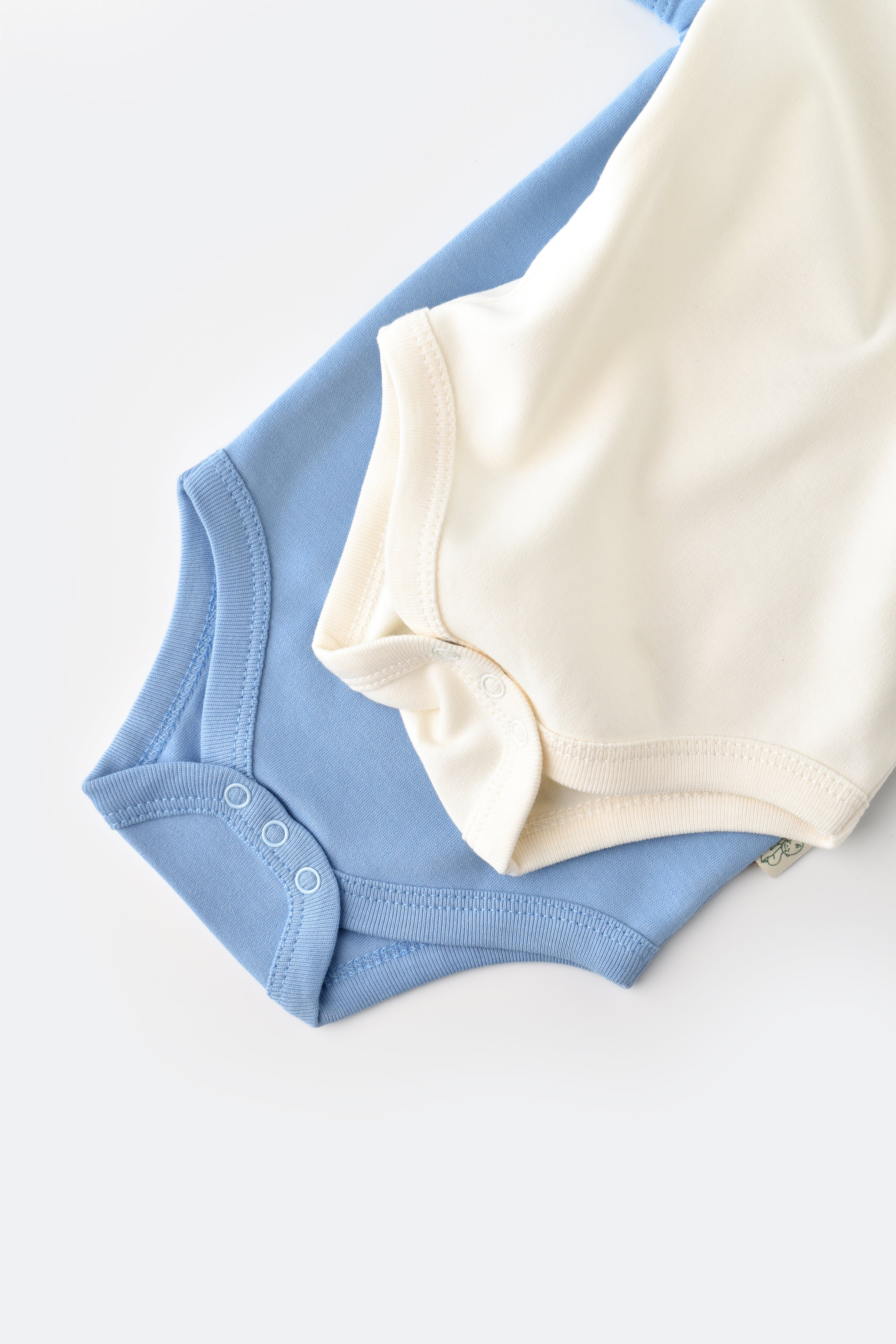 Body manches courtes pour bébé couleur écru bleu en 100% coton biologique GOTS interlock Slow fashion vêtement bébé éthique durable éco-responsable