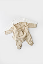 Charger l&#39;image dans la galerie, Coffret naissance 5 pièces  pour bébé couleur crème en 100% coton biologique GOTS interlock Slow fashion vêtement éthique durable éco-responsable
