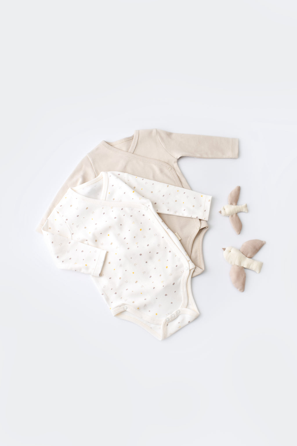 Body croisé pour bébé couleur stone et écru en 100% coton biologique GOTS interlock Slow fashion vêtement bébé bio éthique durable éco-responsable