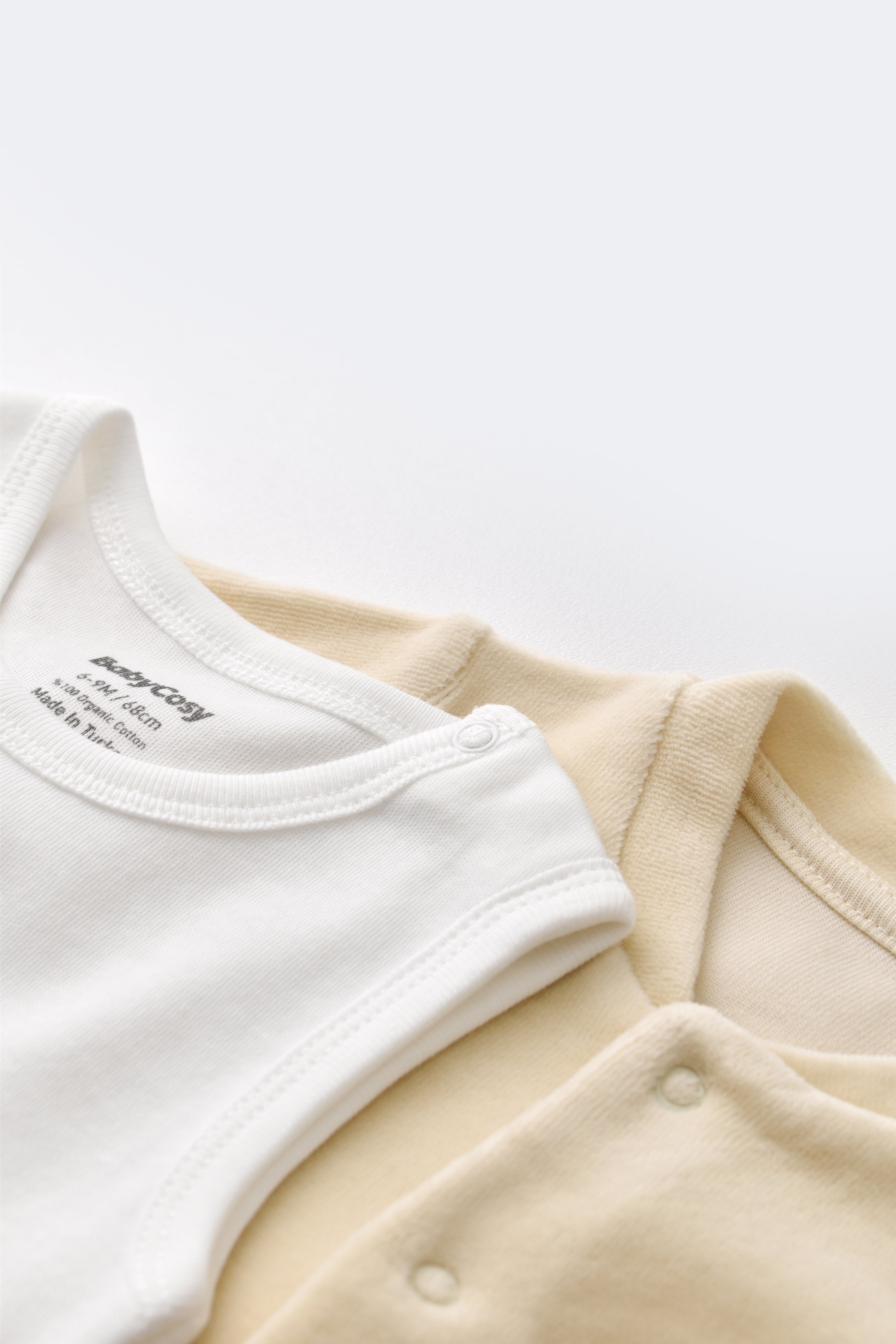 Pyjama en velours pour bébé couleur stone doux avec body en 100% coton biologique GOTS Slow fashion vêtement éthique durable éco-responsable